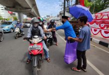 Usai Shalat Jumat, KNPI Makassar Bagikan Nasi Dos