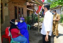 Presiden Jokowi Meninjau Kegiatan Vaksinasi di Kampung Tonjong Kuningan Jabar