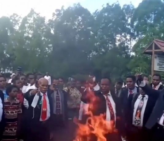 Video Viral Sejumlah Warga di Papua Bakar Masker, Bentuk Ketidak Percayaan adanya Vaksin dan COVID-19