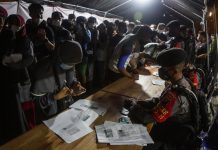 Warga Palangkaraya Berdesakan, Daftarkan Diri untuk Vaksinasi COVID-19