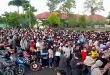 Video Ribuan Warga Banjarmasin Antri Untuk di Vaksin COVID-19