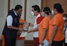 Anies Baswedan Lepas Nakes yang Telah Bertugas di Asrama Haji Pondok Gede