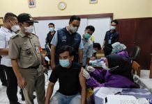 Anies Baswedan Pantau Kegiatan Vaksinasi Hingga Malam Hari