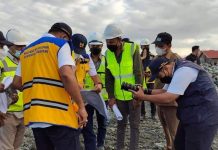 Kepala BBWS dan Kasatker Kunjungi Pengerjaan Tanggul Abrasi Pantai Penahan Ombak tahap III di Desa Angkue