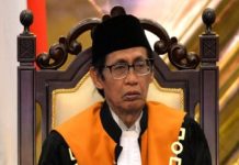 Mantan Mantan Hakim Agung Artidjo Alkostar Terima Bintang Mahaputera Adipradana