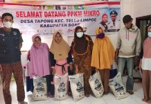 Warga Desa Tapong di Bone Terima PKH Selama Masa Pandemi COVID-19
