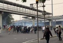 Aparat Kepolisian Bubarkan Kerumunan Masa Simpatisan HRS