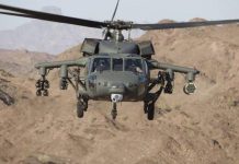 Video Viral Taliban Terbangkan Helikopter Black Hawk Satu Orang Bergelantungan