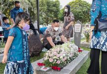 Rindu Sang Ibu, AHY Berziarah ke Makam Memo di TMP Kalibata