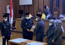 Bupati Maros Terima Ranperda Literasi dari DPRD Maros di Hari Kunjungan Perpustakaan