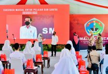 Tinjau Vaksinasi bagi Pelajar di Cilacap, Presiden Jokowi Kembali Berikan Hadiah Sepeda kepada Siswa SMU