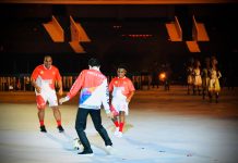 Presiden Jokowi Bersama Legenda Sepak Bola Indonesia Jack Komboy Bermain Bola saat Peresmian PON XX Papua Jack Komboi