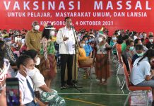 Presiden Jokowi Hadiri Kegiatan Vaksinasi dan Penanaman Jagung di Sorong FOTO: Presiden Joko Widodo atau Jokowi hadiri kegiatan vaksinasi di Sorong, Papua Barat. Senin, (4/10)