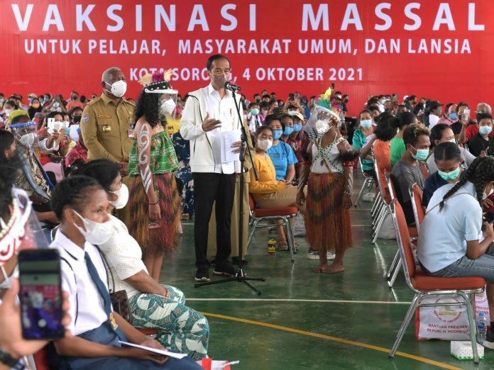 FOTO: Presiden Joko Widodo atau Jokowi hadiri kegiatan vaksinasi di Sorong, Papua Barat. Senin, (4/10)