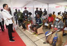 Presiden Jokowi Hadiri Kegiatan Vaksinasi di Kabupaten Merauke FOTO: Presiden Joko Widodo meninjau vaksinasi COVID-19 bagi masyarakat dan pelajar, di halaman Kantor Bupati, Kabupaten Merauke, Papua, Minggu (03/10/2021). (Foto: BPMI Setpres/Laily Rachev)