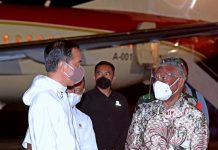 Ini Agenda Kerja Presiden Jokowi di Sorong Papua Barat FOTO: Presiden Joko Widodo tiba di Bandara Internasional Domine Eduard Osok, Kota Sorong, Papua Barat, Minggu (03/10/2021). (Foto: BPMI Setpres/Kris)