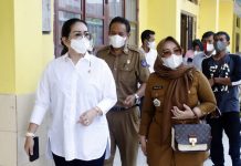 Kacabdis, Fitri Utami: Sentuhan Debbie Rusdin SMK Negeri 1 Makassar Mulai Dibenahi FOTO: Kiri, Anggota DPRD Sulawesi Selatan dari Fraksi Golkar, Debbie Purnama Rusdin dan Kanan, Kepala Cabang Dinas (Kacapdis) Pendidikan Wilayah 2 Makassar - Gowa, Fitri Utami saat kunjungi SMK Negeri 1 Makassar, di Jalan Andi Mangerangi, Kecamatan Tamalate Senin, (4/10/2021).