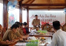 Penanganan Anak Tidak Sekolah, Bupati Bulukumba Minta Seluruh Stakeholder Lebih Proaktif FOTO: Badan Perencanaan dan Pembangunan Daerah (Bappeda) Kabupaten Bulukumba menggelar Rapat Koordinasi terkait Rencana Aksi Percepatan Penanganan Anak Tidak Sekolah (RA-PPATS), senin (4/10/2021) di Grand 99 cafe & resto.