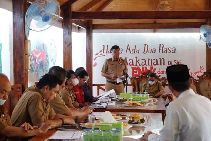 FOTO: Badan Perencanaan dan Pembangunan Daerah (Bappeda) Kabupaten Bulukumba menggelar Rapat Koordinasi terkait Rencana Aksi Percepatan Penanganan Anak Tidak Sekolah (RA-PPATS), senin (4/10/2021) di Grand 99 cafe & resto.