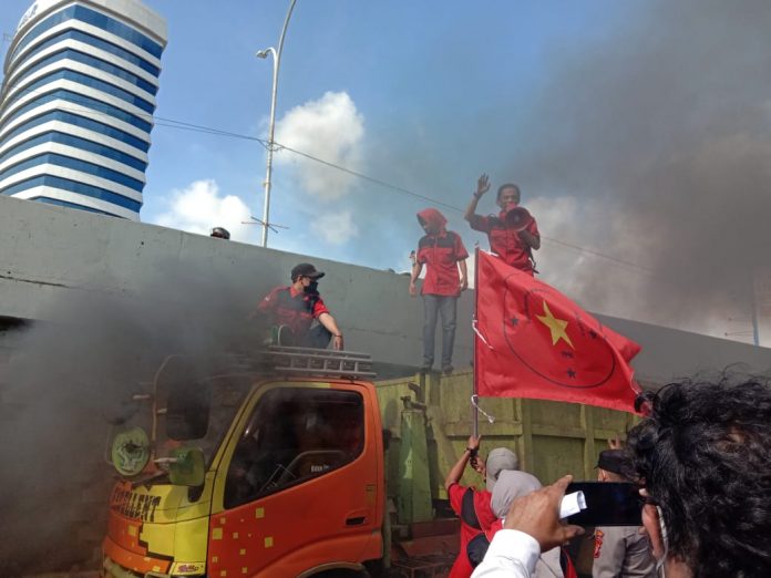 FOTO: Perhimpunan Pergerakan Mahasiswa kembali menggelar aksi unjuk rasa di depan Kantor Kejaksaan Tinggi Sul-Sel. Di Jln urip Sumoharjo, Senin 4 Oktober 2021