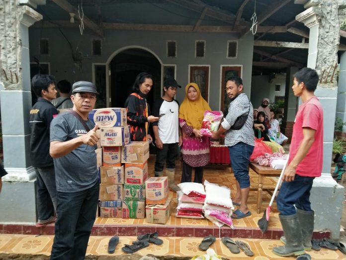 FOTO: Walmas Listan CR Menyalurkan Bantuan dari Andi Rahim. Kepada warga Walmas (Luwu) korban banjir bandang. Rabu, (6/10).