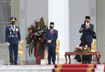 HUT ke-76 TNI, Presiden Sapa Prajurit TNI di Lebanon hingga Perairan Natuna Utara FOTO: Presiden Joko Widodo, Wapres Ma’ruf Amin, dan Panglima TNI Marsekal Hadi Tjahjanto pada Peringatan Ke-76 Hari TNI, di Halaman Istana Merdeka, Jakarta, Selasa (05/10/2021) pagi. (Foto: BPMI Setpres/Lukas)