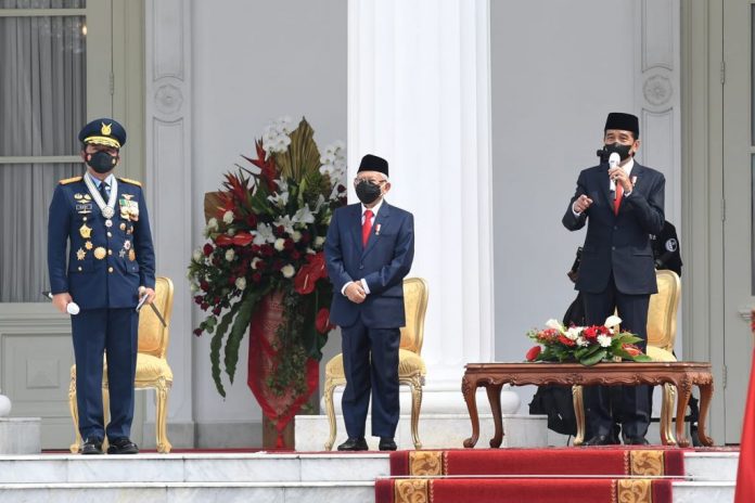 FOTO: Presiden Joko Widodo, Wapres Ma’ruf Amin, dan Panglima TNI Marsekal Hadi Tjahjanto pada Peringatan Ke-76 Hari TNI, di Halaman Istana Merdeka, Jakarta, Selasa (05/10/2021) pagi. (Foto: BPMI Setpres/Lukas)