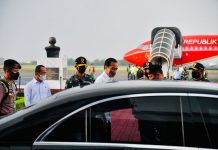 Presiden Jokowi Tiba di Jakarta Usai Kunjungan Kerja Selama Empat Hari ke Provinsi Papua dan Papua Barat FOTO: Presiden Jokowi tiba di Pangkalan TNI AU Halim Perdanakusuma, Jakarta, Senin (04/10/2021). (Foto: BPMI Setpres/Laily)