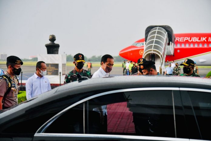 FOTO: Presiden Jokowi tiba di Pangkalan TNI AU Halim Perdanakusuma, Jakarta, Senin (04/10/2021). (Foto: BPMI Setpres/Laily)