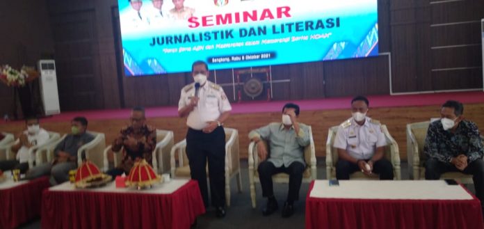 FOTO: Bupati Wajo hadiri kegiatan seminar merupakan bagian dari rangkaian Kegiatan pelantikan pengurus PWI dan pelantikan IKWI Wajo Periode 2020 - 2023 di ruang pola kantor Bupati Wajo, Rabu, (6/10/2021).