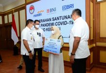 Tiga Bank Milik Pemerintah Beri Santunan Duka Pandemi COVID-19 kepada Keluraga Pegawai Kemhan FOTO: Sekjen Kemhan RI Marsdya TNI Donny Ermawan Taufanto, M.D.S., didampingi Irjen Kemhan RI Letjen TNI Ida Bagus Purwalaksana, S.I.P., M.M., menyaksikan penyerahan santunan duka pandemi Covid-19 kepada pegawai Kemhan dari Bank BRI, Bank BNI, Bank Mandiri, di Aula Nusantara I, Kemhan. Selasa, (5/10).
