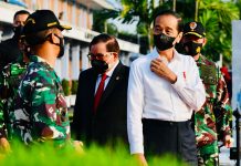 Presiden Jokowi Lakukan Kunjungan Kerjanya di Jawa Barat FOTO: Presiden Joko Widodo didampingi Seskab Pramono Anung di Pangkalan TNI AU Halim Perdanakusuma, Jakarta, Kamis (07/10/2021). (Foto: BPMI Setpres/Laily Rachev)