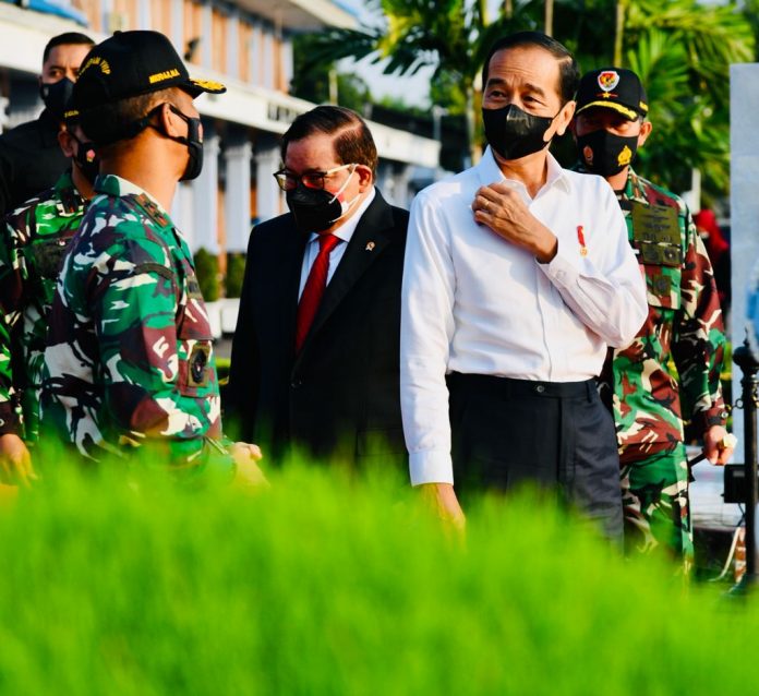 FOTO: Presiden Joko Widodo didampingi Seskab Pramono Anung di Pangkalan TNI AU Halim Perdanakusuma, Jakarta, Kamis (07/10/2021). (Foto: BPMI Setpres/Laily Rachev)