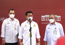 Video Keterangan Pers Mentan Syahrul YL, Usai Rapat Terbatas Bersama Presiden Jokowi FOTO: Mentan Syahrul Yasin Limpo memberikan keterangan pers usai Rapat Terbatas mengenai Penguatan Ekosistem Pangan, Rabu (06/10/2021) siang, di Istana Merdeka, Jakarta. (Foto: BPMI Setpres/Rusman)