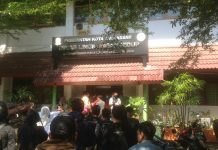Aliansi Mahasiswa Peduli Rakyat Desak Pemkot dan DPRD Makassar Tertibkan Ijin Amdal dan SLF Apartemen Royal FOTO: Aliansi Mahasiswa Peduli Rakyat saat aksi demostrasi di kantor gabungan dinas Pemkot Makassar desak tertibkan Ijin Amdal dan SLF Apartemen Royal. Kamis, (7/10)