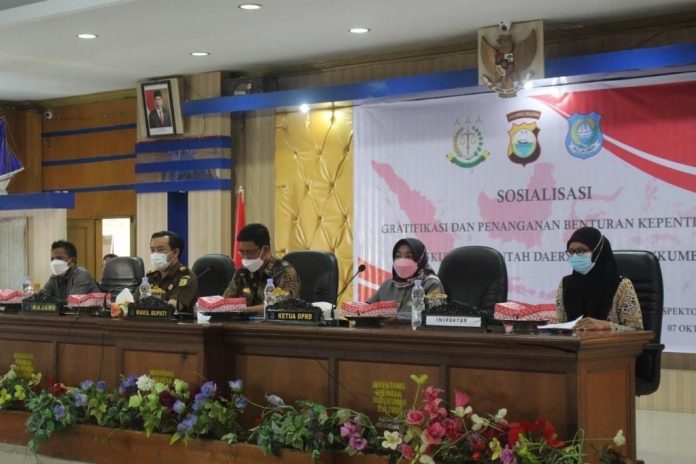 FOTO: Inspektorat Daerah Kabupaten Bulukumba menggelar sosialisasi terkait tentang Gratifikasi dan Penanganan Benturan Kepentingan pada Lingkup Pemerintah Kabupaten Bulukumba, Kamis (7/10/2021).