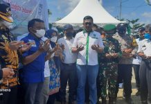 Rachmat Sasmito Lantik Pemuda Tani HKTI Sidrap di Perkebunan Porang FOTO: Suasana Rachmat Sasmito saat melantik Pemuda Tani HKTI Sidrap di Perkebunan Porang. Kamis, (7/10)