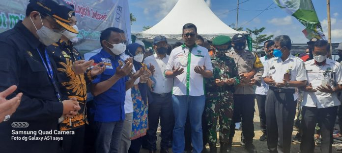 FOTO: Suasana Rachmat Sasmito saat melantik Pemuda Tani HKTI Sidrap di Perkebunan Porang. Kamis, (7/10)