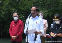 Presiden Jokowi, Tahura Mangrove Ngurah Rai Salah Satu Venue saat G20 Tahun 2022 FOTO: Presiden Joko Widodo atau Jokowi saat memberi keterangan pers nya usai meninjau hutan mangrove di Taman Hutan Raya (Tahura) Ngurah Rai, Kabupaten Badung, menggelar keterangan pers. Jumat (08/10/2021).
