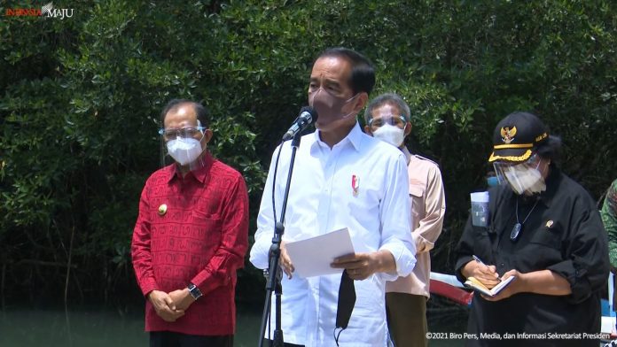 FOTO: Presiden Joko Widodo atau Jokowi saat memberi keterangan pers nya usai meninjau hutan mangrove di Taman Hutan Raya (Tahura) Ngurah Rai, Kabupaten Badung, menggelar keterangan pers. Jumat (08/10/2021).