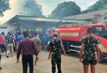 Kebakaran Landa Mayon YPR 431 Kostrad di Maros FOTO: Kebakaran landa Markas Batalyon (Mayon) YPR 431/3/3 Kostrad di Maros, Pada hari Jumat tanggal 8 Oktober 2021 pukul 14.00 WITA