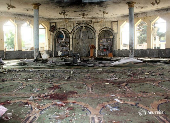 FOTO: Kondisi masjid usai terjadinya serangan bom bunuh diri di provinsi Kunduz timur laut Afghanistan pada Jumat, (8/10). [Reuters]