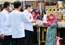 Presiden Jokowi dan Menko Ekonomi Beserta Sultan Hamengkubuwono Saksikan BLT untuk PKL FOTO: Presiden Joko Widodo dan Menteri Koordinator Bidang Perekonomian Airlangga Hartarto, Menteri Sekretaris Negara Pratikno, dan Gubernur DIY Sri Sultan Hamengkubuwono X menyusuri kawasan Malioboro, Kota Yogyakarta, DIY. (Foto: BPMI Setpres/Laily Rachev)