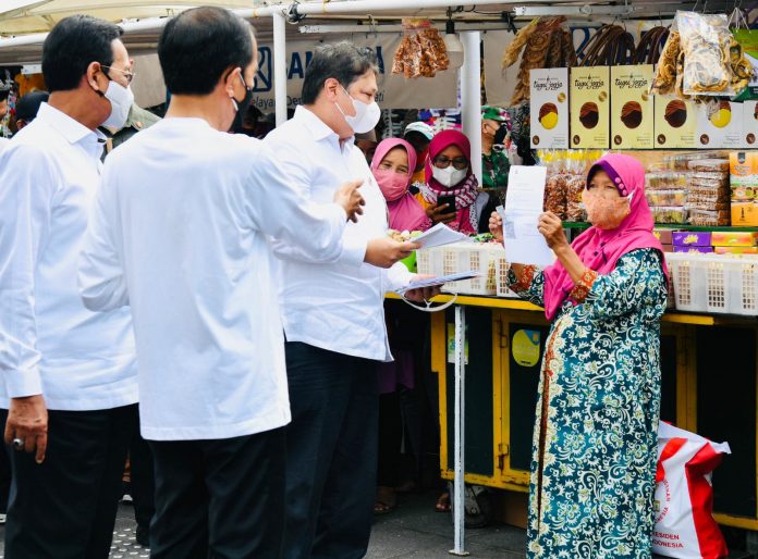 FOTO: Presiden Joko Widodo dan Menteri Koordinator Bidang Perekonomian Airlangga Hartarto, Menteri Sekretaris Negara Pratikno, dan Gubernur DIY Sri Sultan Hamengkubuwono X menyusuri kawasan Malioboro, Kota Yogyakarta, DIY. (Foto: BPMI Setpres/Laily Rachev)