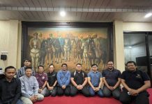 Peluncuran NFT Lukisan Wali Songo Berkuda FOTO: Komunitas BENTARA (Begawan Network Nusantara) dengan latar belakang lukisan Wali Songo Berkuda yang kini ada di platform NFT berbasis Blockchain. (Photo: Bentara)