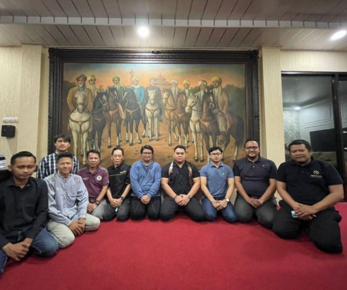 FOTO: Komunitas BENTARA (Begawan Network Nusantara) dengan latar belakang lukisan Wali Songo Berkuda yang kini ada di platform NFT berbasis Blockchain. (Photo: Bentara)