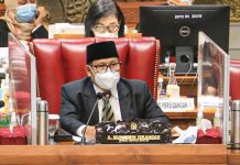 Muhaimin Iskandar: DPR RI Terus Efektifkan Fungsi dan Tugas Konstitusionalnya FOTO: Wakil Ketua DPR RI Muhaimin Iskandar saat membacakan Pidato Ketua DPR RI dalam Rapat Paripurna Penutupan Masa Sidang I Tahun 2021-2022, di Gedung Nusantara II, Senayan, Jakarta, Kamis (7/10/2021). Foto: Azka/Man