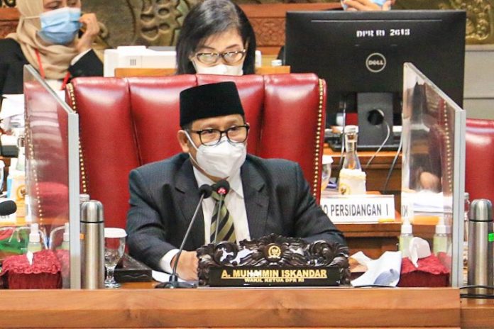 FOTO: Wakil Ketua DPR RI Muhaimin Iskandar saat membacakan Pidato Ketua DPR RI dalam Rapat Paripurna Penutupan Masa Sidang I Tahun 2021-2022, di Gedung Nusantara II, Senayan, Jakarta, Kamis (7/10/2021). Foto: Azka/Man