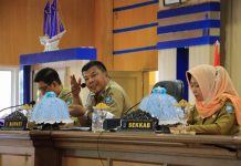 Minta ASN Bekerja Profesional Andi Utta: Percayakan, Saya Pasti Tempatkan Orang pada Tempatnya FOTO: Kiri Wabup Bulukumba H. Andi Edy Manaf, Tengah Bupati Bulukumba H. Muchtar Ali Yusuf dan Paling kanan Sekertaris Kabupaten (Zekkab) Ir. Misbawati A. Wawo, MM