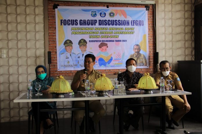 FOTO: Wakil bupati Bulukumba Focus Group Discussion (FDG) terkait Penyusunan Rencana Induk Pengembangan Literasi Masyarakat Tahun 2021-2025 di Wow Cafe & Bakery, Senin (11/10/2021)